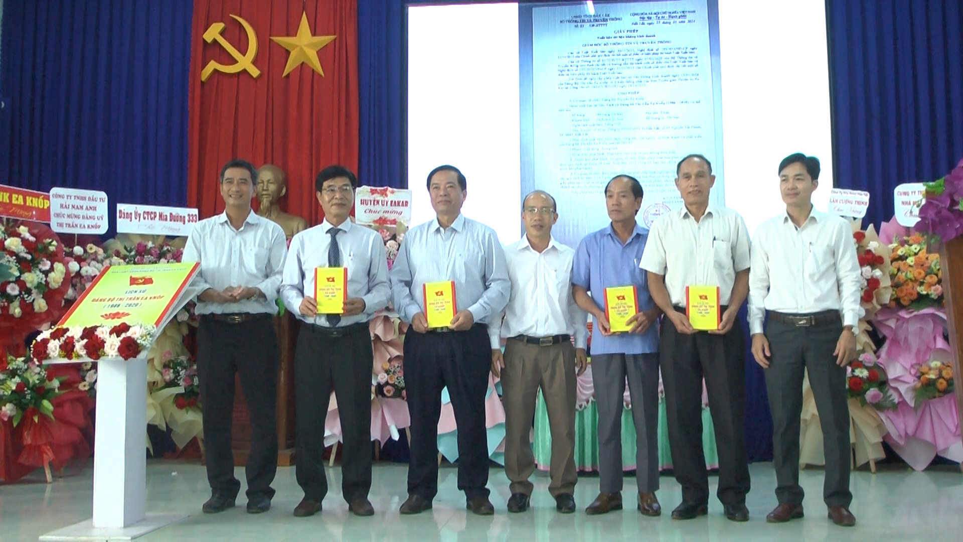 Tặng sách LĐ